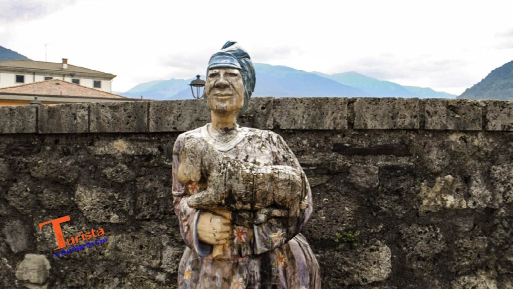 Sutrio, scultura donna con agnello - Turista A Due Passi Da Casa
