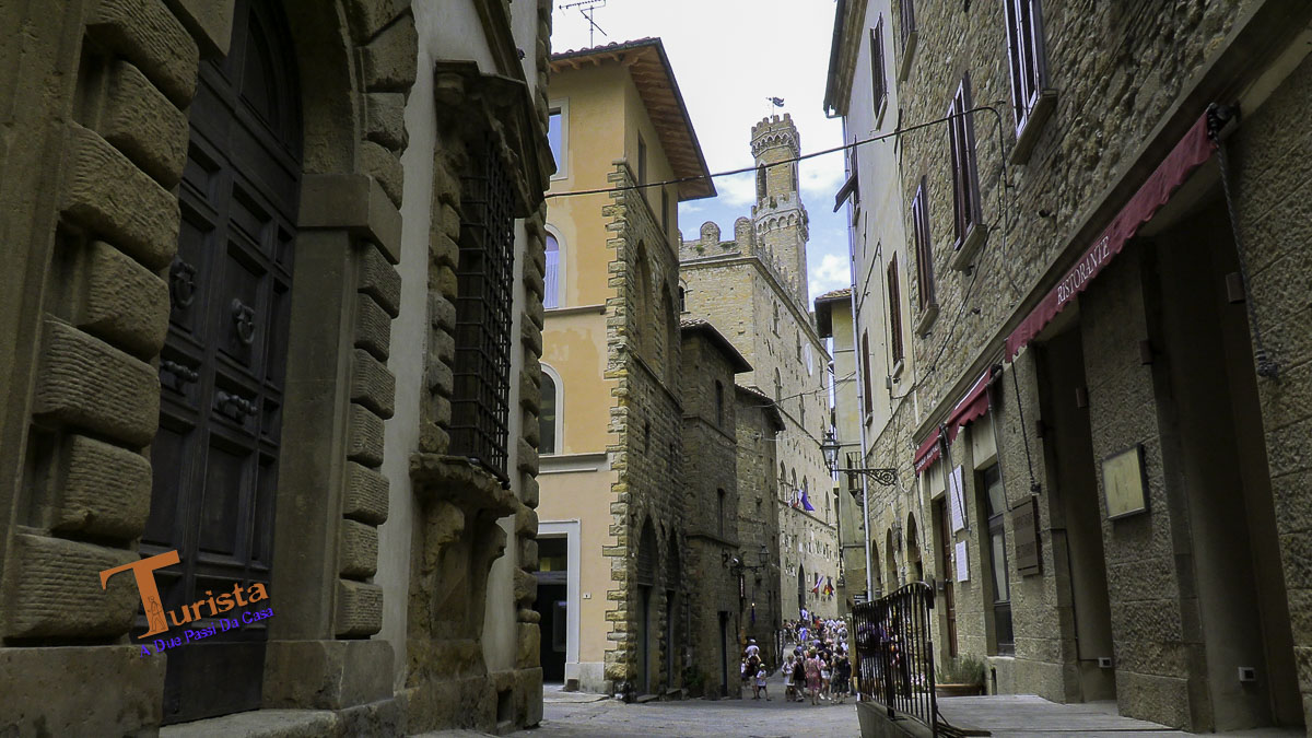 Volterra, Scorcio - Turista A Due Passi Da Casa