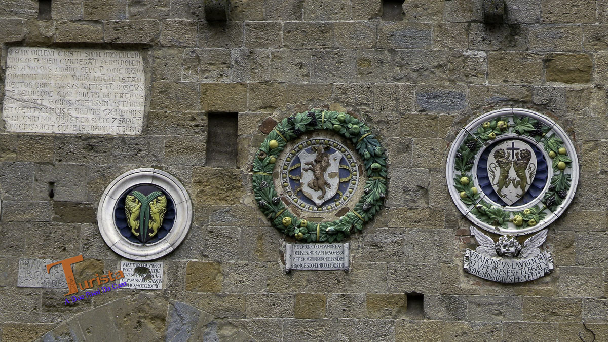 Volterra, Stemmi su Palazzo comunale - Turista A Due Passi Da Casa