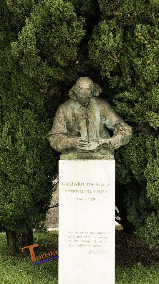 Salò, statua a Gasparo da Salò - Turista A Due Passi Da Casa