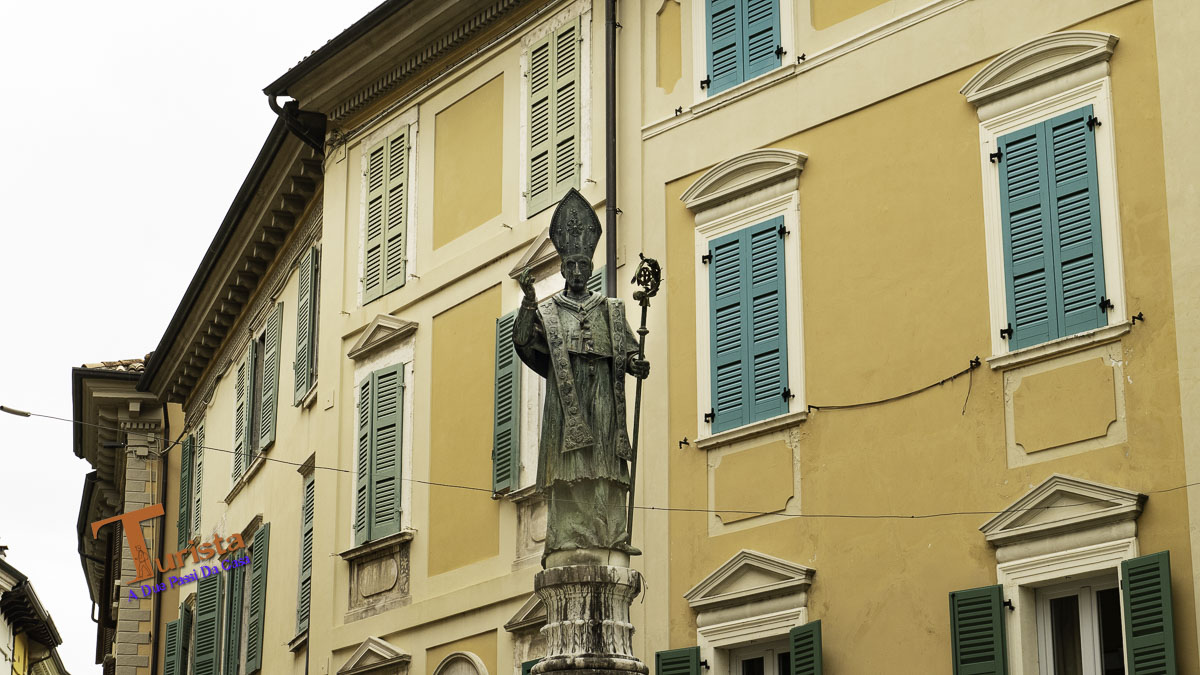 Salò, statua a San Carlo - Turista A Due Passi Da Casa