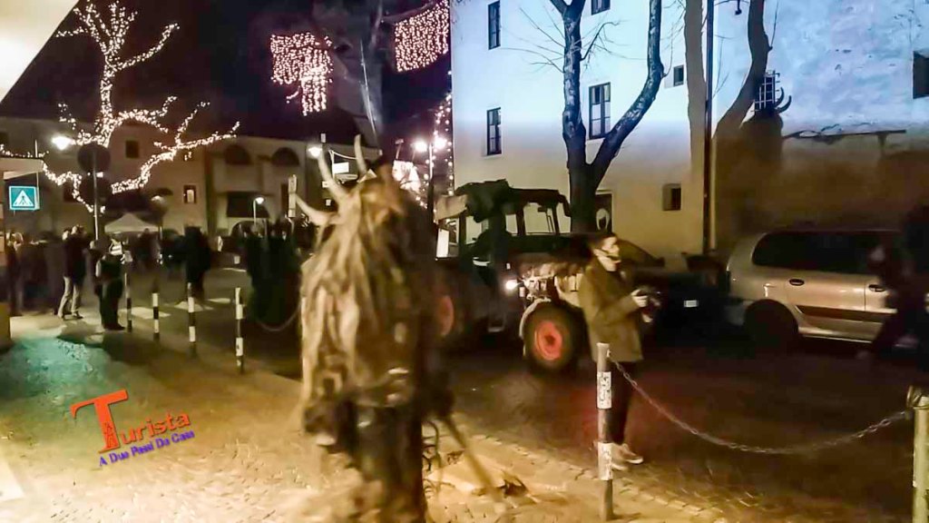 Bressanone, sfilata Krampus, l'immagine è il frame di un video - Turista A Due Passi Da Casa