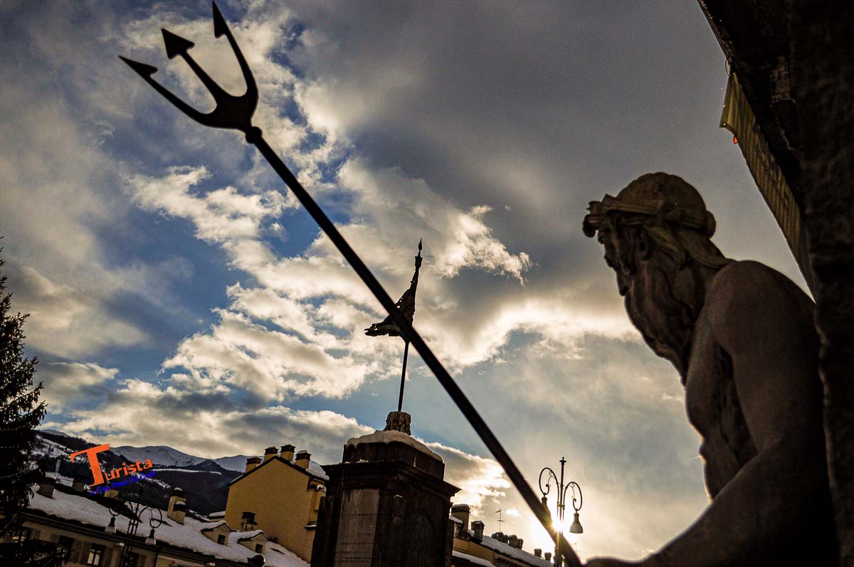 Aosta, Statue Municipio- Turista A Due Passi Da Casa
