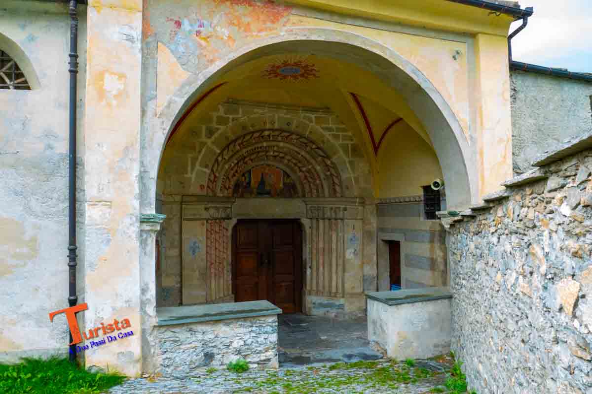 Elva, chiesa parrocchiale il portale - Turista A Due Passi Da Casa