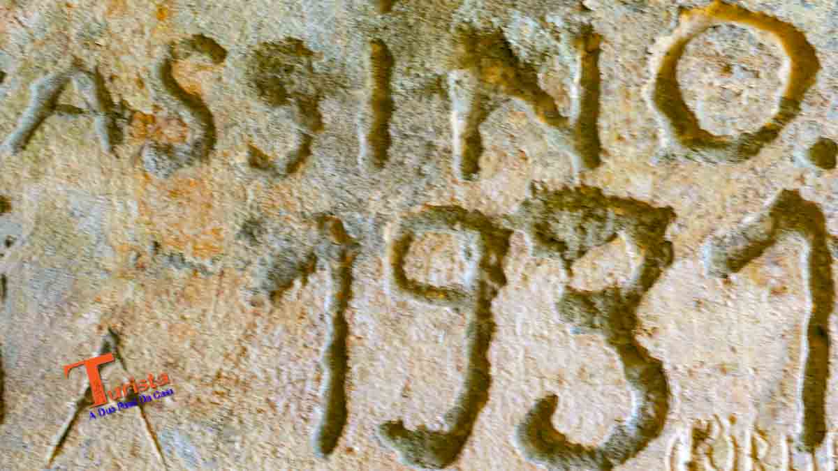 Rocca di Anfo, incisione nel muro - Turista A Due Passi Da Casa