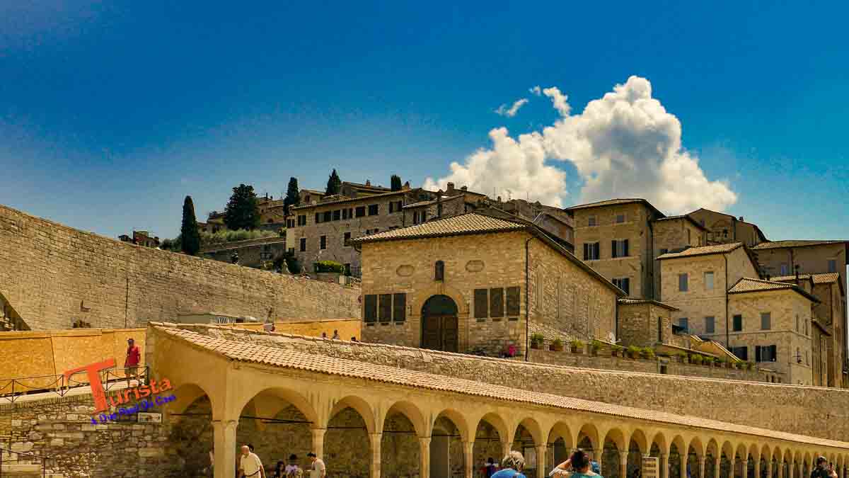 Assisi, Panorama sulla città dalla Basilica di San Francesco - Turista A Due Passi Da Casa