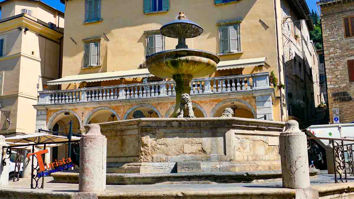 Assisi, Piazza del Comune, fontana - Turista A Due Passi Da Casa