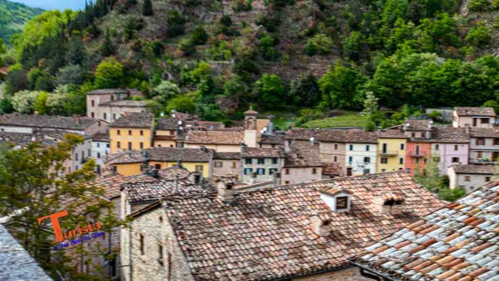 Piobbico, il borgo dei brutti, dove si danno i numeri in senso&nbsp;antiorario