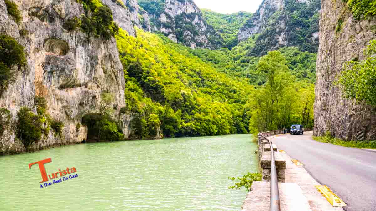 Acqualagna, Gola del Furlo, percorso stradale - Turista A Due Passi Da Casa