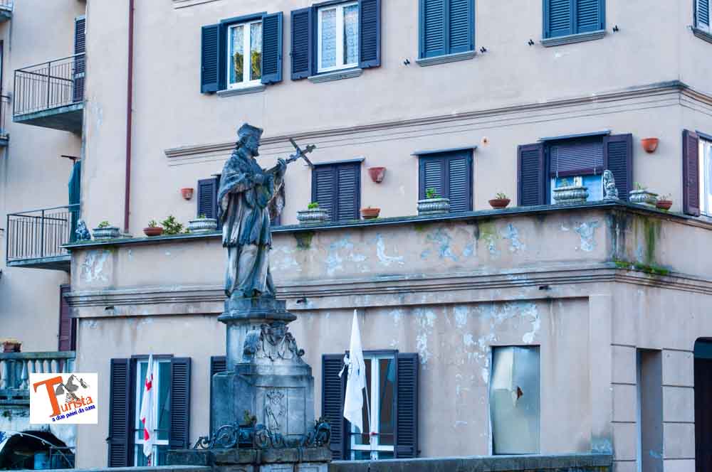 Morbegno, centro storico statua- Turista A Due Passi Da Casa