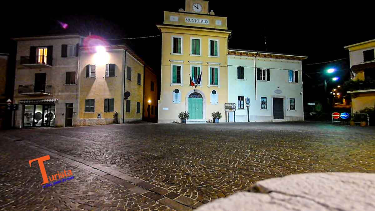 Solferino, Piazza Luigi Torelli e Palazzo Comunale - Turista A Due Passi Da Casa
