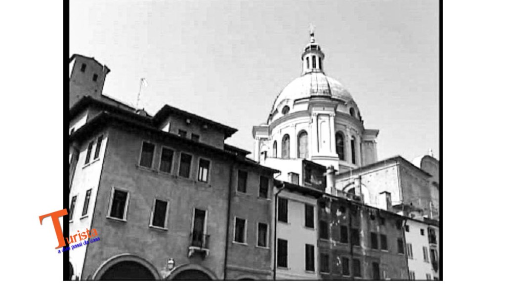 Mantova, Basilica Sant'Andrea vista da Piazza Erbe - Turista A Due Passi Da Casa