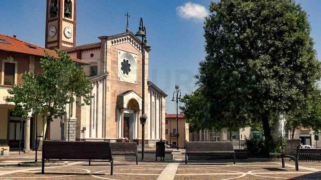 La chiesa dei SS Salvatore e Margherita, sulla destra l'albero del gemellaggio - Turista A Due Passi Da Casa