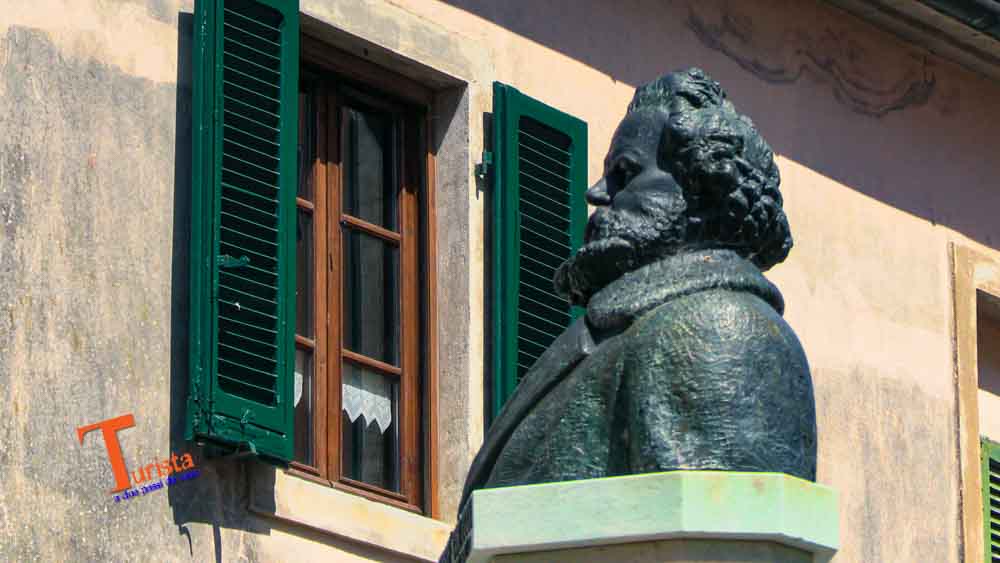Castagneto Carducci, busto di Carducci - Turista a Due Passi Da Casa