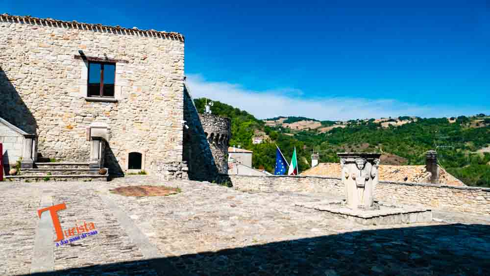 Civitacampomarano, cortile Castello Angioino e fontana- Turista a Due Passi Da Casa