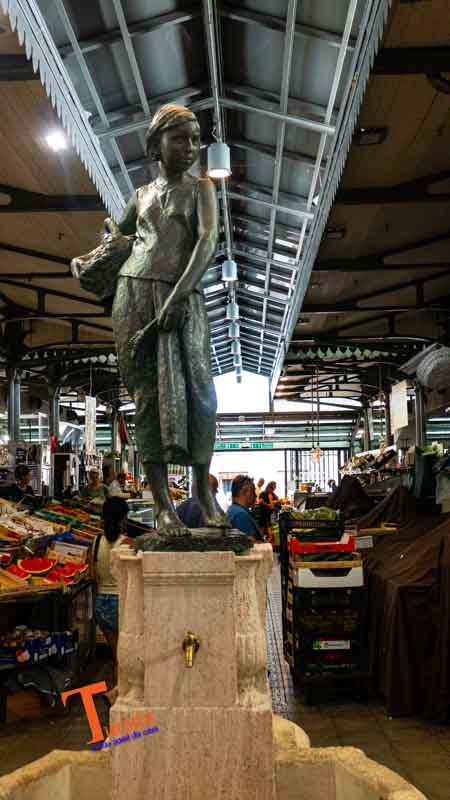 Modena, Mercato Albinelli, statua Fanciullina con frutta - Turista a Due Passi Da Casa