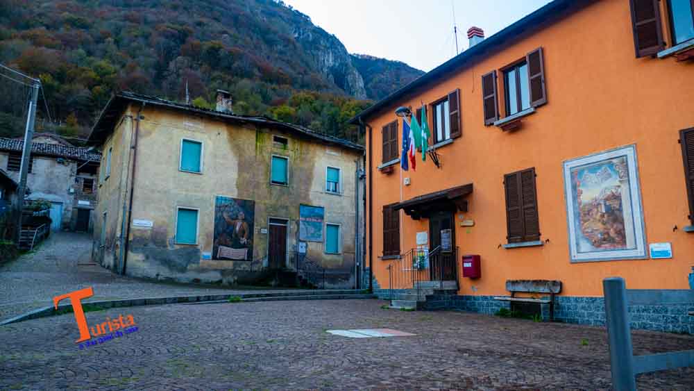 Parlasco, la piazza del Municipio - Turista a Due Passi Da Casa