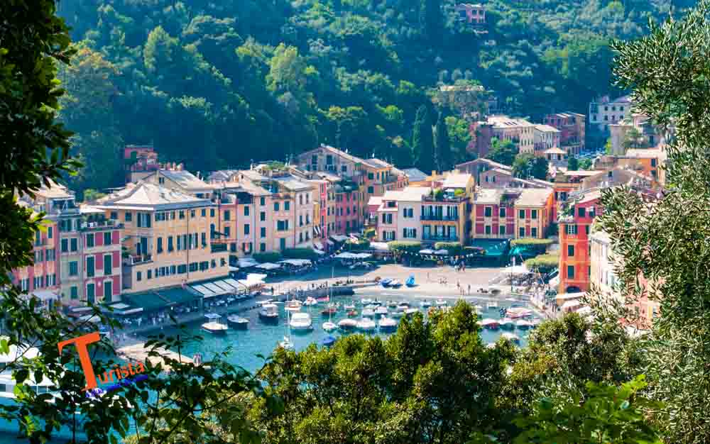 Portofino, panoramica sulla piazzetta - Turista a Due Passi Da Casa