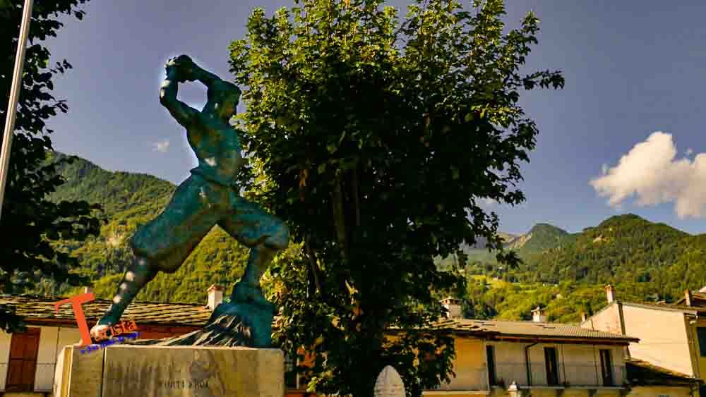 Sampeyre, Monumento ai Caduti- Turista a Due Passi Da Casa