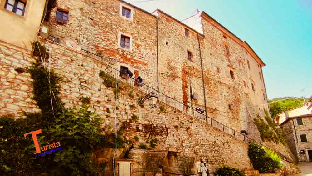 Sassetta, edifici sulla piazza - Turista a Due Passi Da Casa