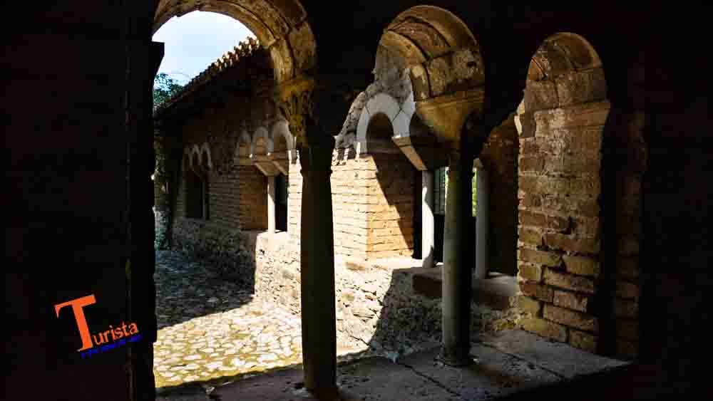 Fossacesia, Abbazia di San Giovanni in Venere, chiostro - Turista a Due Passi Da Casa