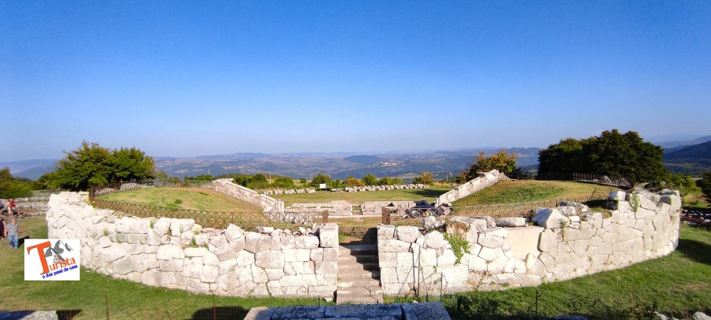 Pietrabbondante, Santuario Italico, Teatro visto dall'alto - Turista A Due Passi Da Casa