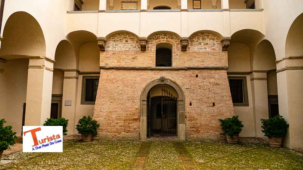 Sassocorvaro, Rocca Ubaldinesca, cortile interno - Turista a Due Passi Da Casa