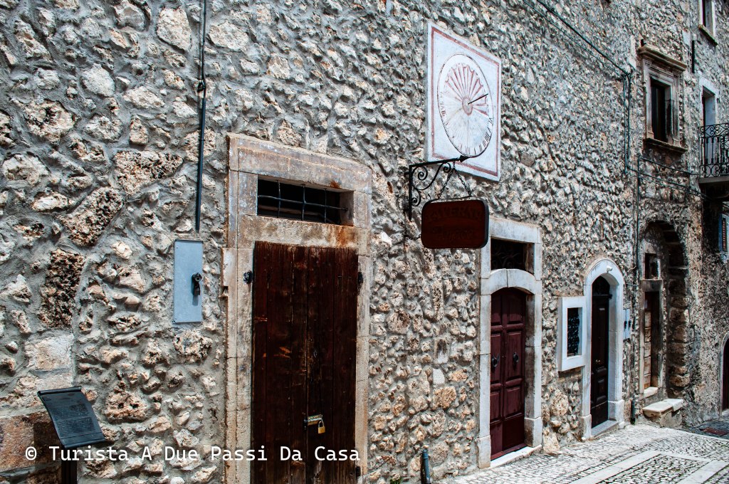 Castel del Monte, scorcio interno  - Turista A Due Passi Da Casa