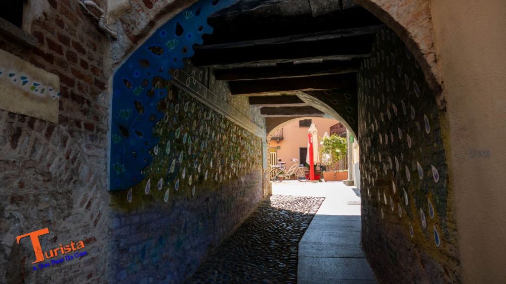 Castagnole delle Lanze, portico Tristano e Isotta - Turista A Due Passi Da Casa