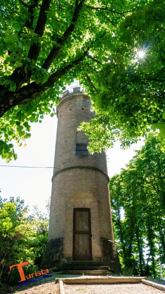 Castagnole delle Lanze, torre nel Parco delle Rimembranze - Turista A Due Passi Da Casa
