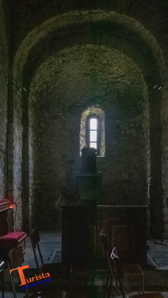 Cappella laterale sinistra in controluce nella Pieve di Sorano, chiesa romanica in Lunigiana - Turista A Due Passi Da Casa