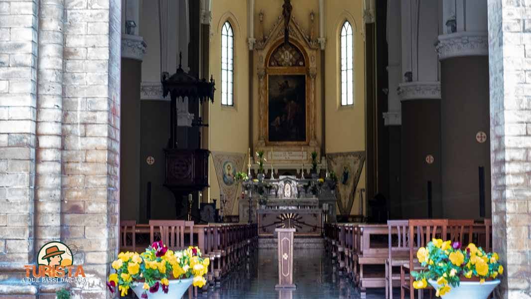 Interno della Chiesa Parrocchiale dei Santi Martiri Senesio e Teopompo - Turista A Due Passi Da Casa