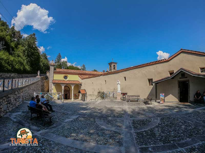 Convento SS Annunciata di Piancogno, il piazzale - Turista A Due Passi Da Casa