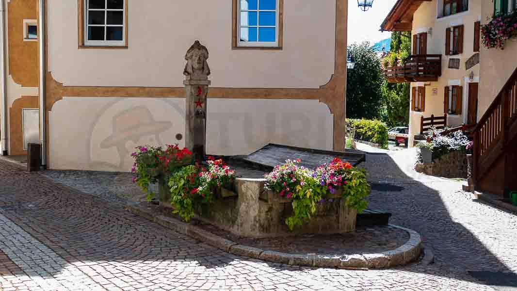 La fontana nel quartiere Turchia a Moena - Turista A Due Passi Da Casa