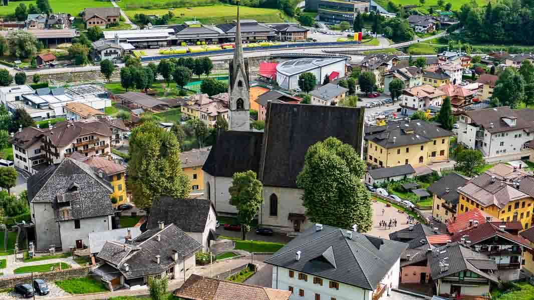 Chiesa di Santa Maria Assunta vista dall'alto, a Fiera di Primiero - Turista A Due Passi Da Casa