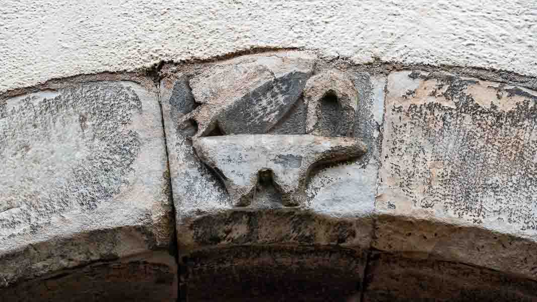 Particolare su un portone della città di Predazzo - Turista A Due Passi Da Casa