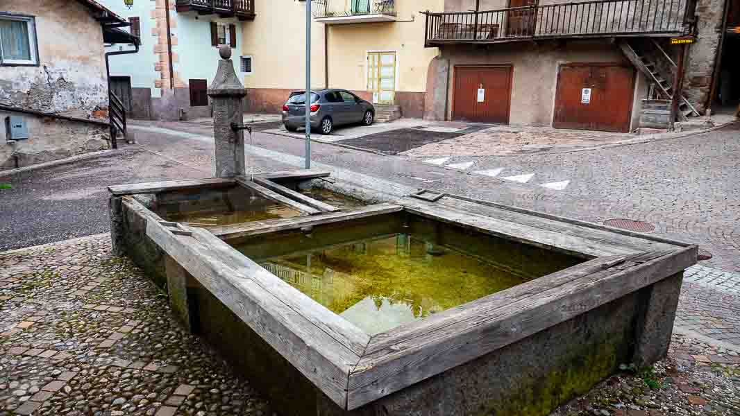 Una delle fontane sul Sentiero dell'Acqua di Predazzo - Turista A Due Passi Da Casa