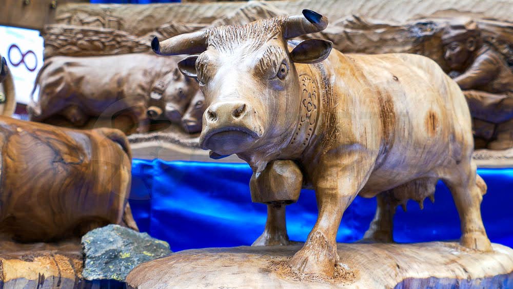 Una scultura artigianale sulle bancarelle della Fiera di Sant'Orso ad Aosta -  Turista A Due Passi Da Casa