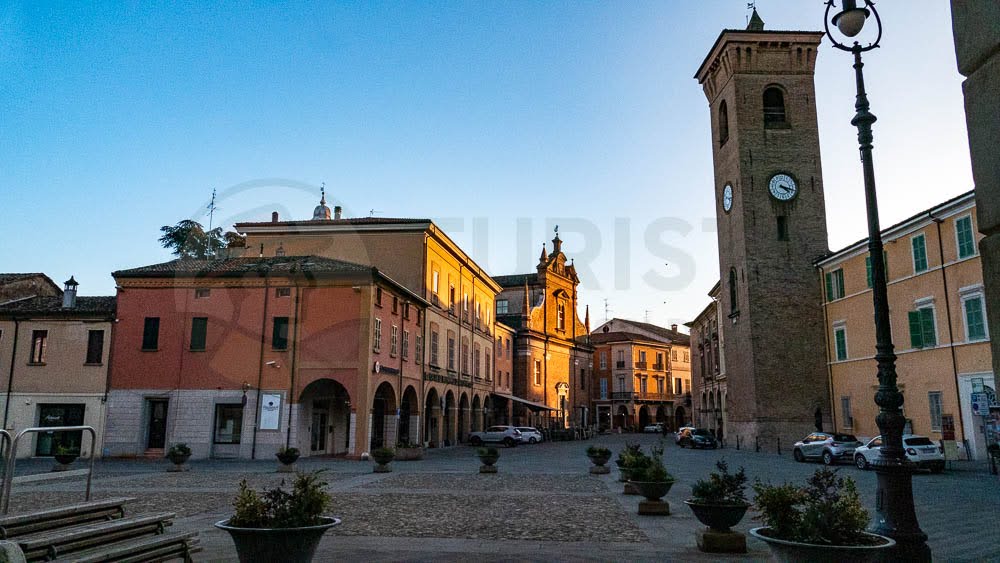 La Piazza della Libertà a Bagnacavallo, sulla destra la Torre Civica - Turista A Due Passi Da Casa