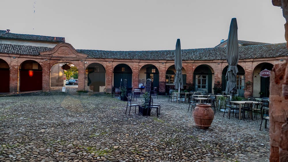 Piazza Nuova e i suoi portici a Bagnacavallo - Turista A Due Passi Da Casa