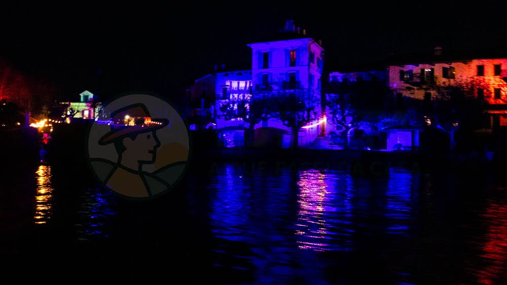 Abitazioni dei pescatori illuminate a Natale, sull'Isola dei Pescatori - Turista A Due Passi Da Casa