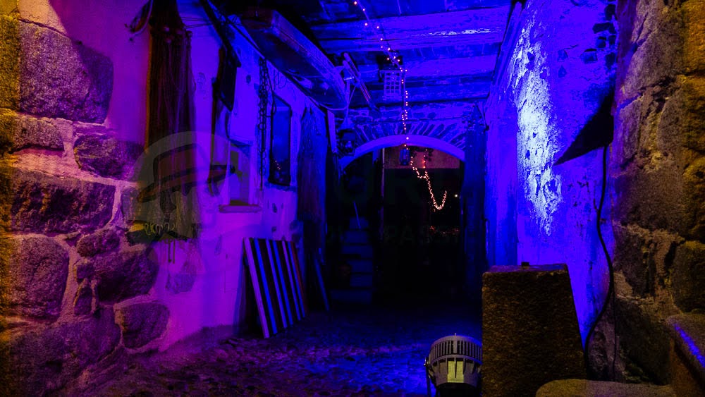 Uno dei vicoli dell'Isola dei Pescatori, illuminato  durante le feste di Natale - Turista A Due Passi Da Casa