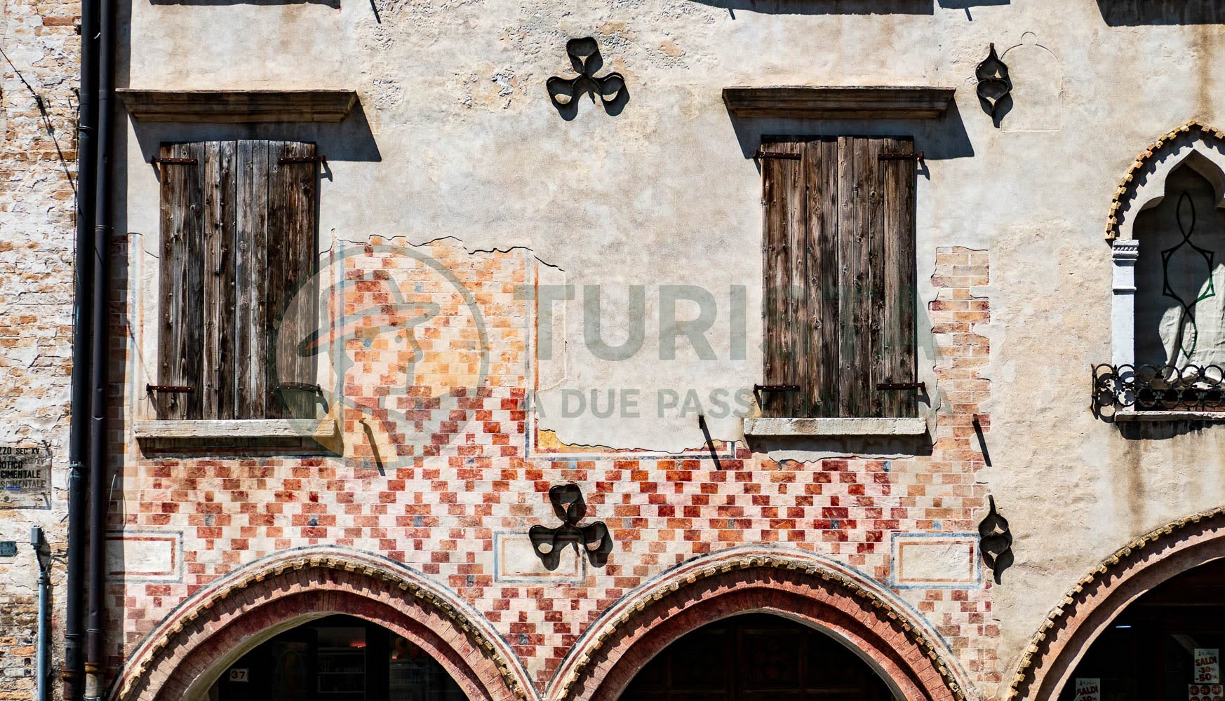 La facciata di un palazzo storico di Via Martiri della Libertà a Portogruaro - Turista A Due Passi Da Casa