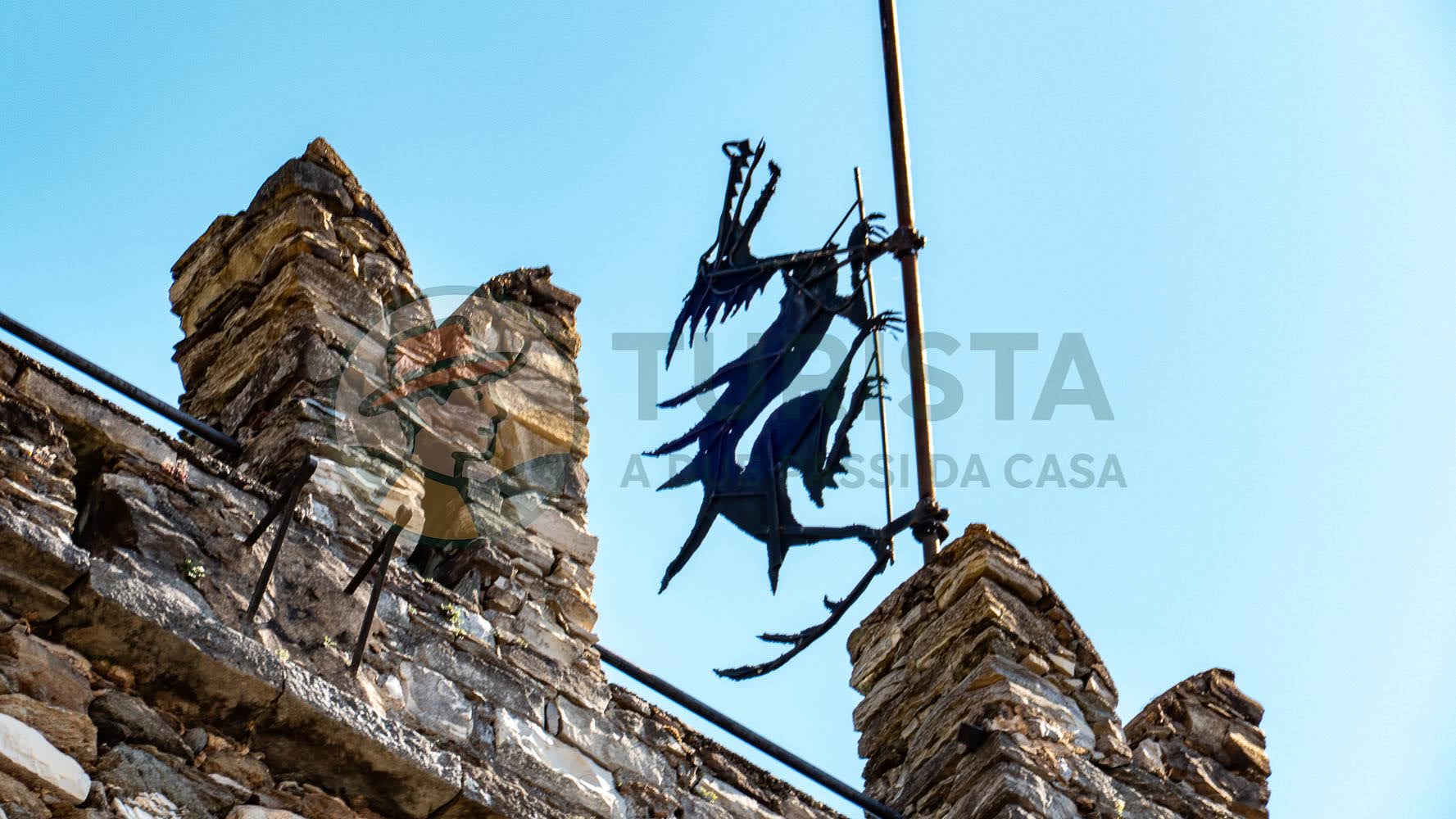Il drago sul Castello di Santa Maria Rezzonico - Turista A Due Passi Da Casa