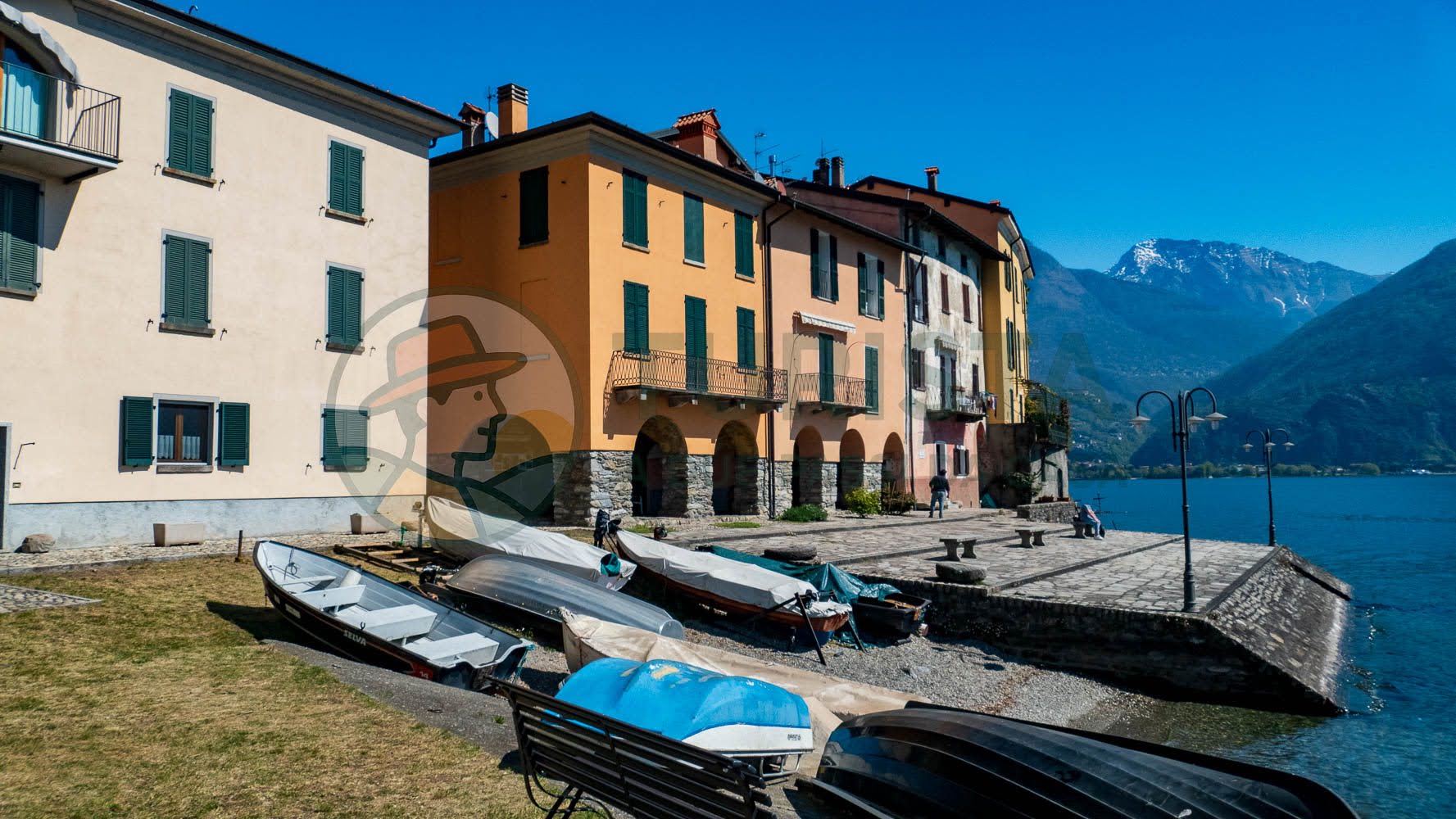 Santa Maria Rezzonico, la piazzetta a lago - Turista A Due Passi Da Casa