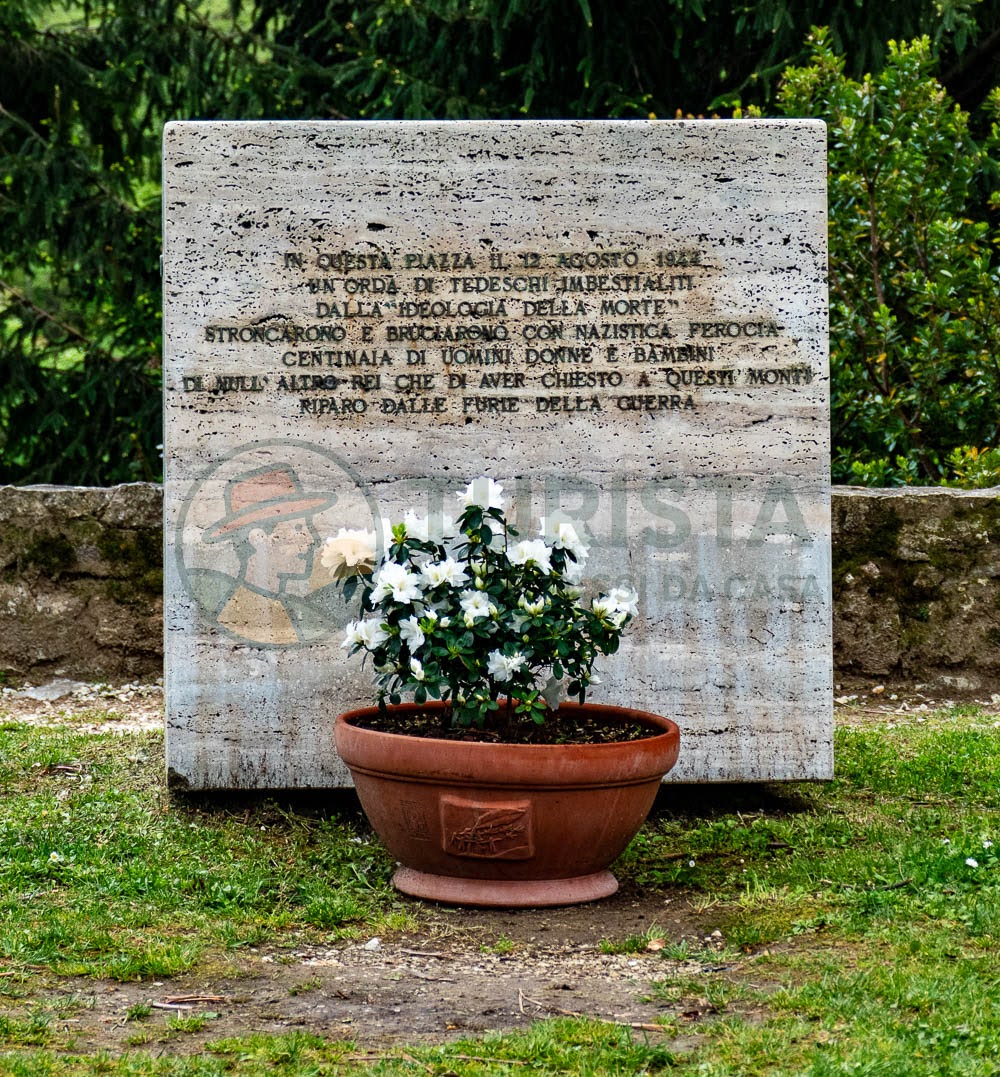 Lapide vicino alla chiesa di Sant'Anna Che ricorda l'eccidio di Sant'Anna di Stazzema, Turista A Due Passi Da Casa