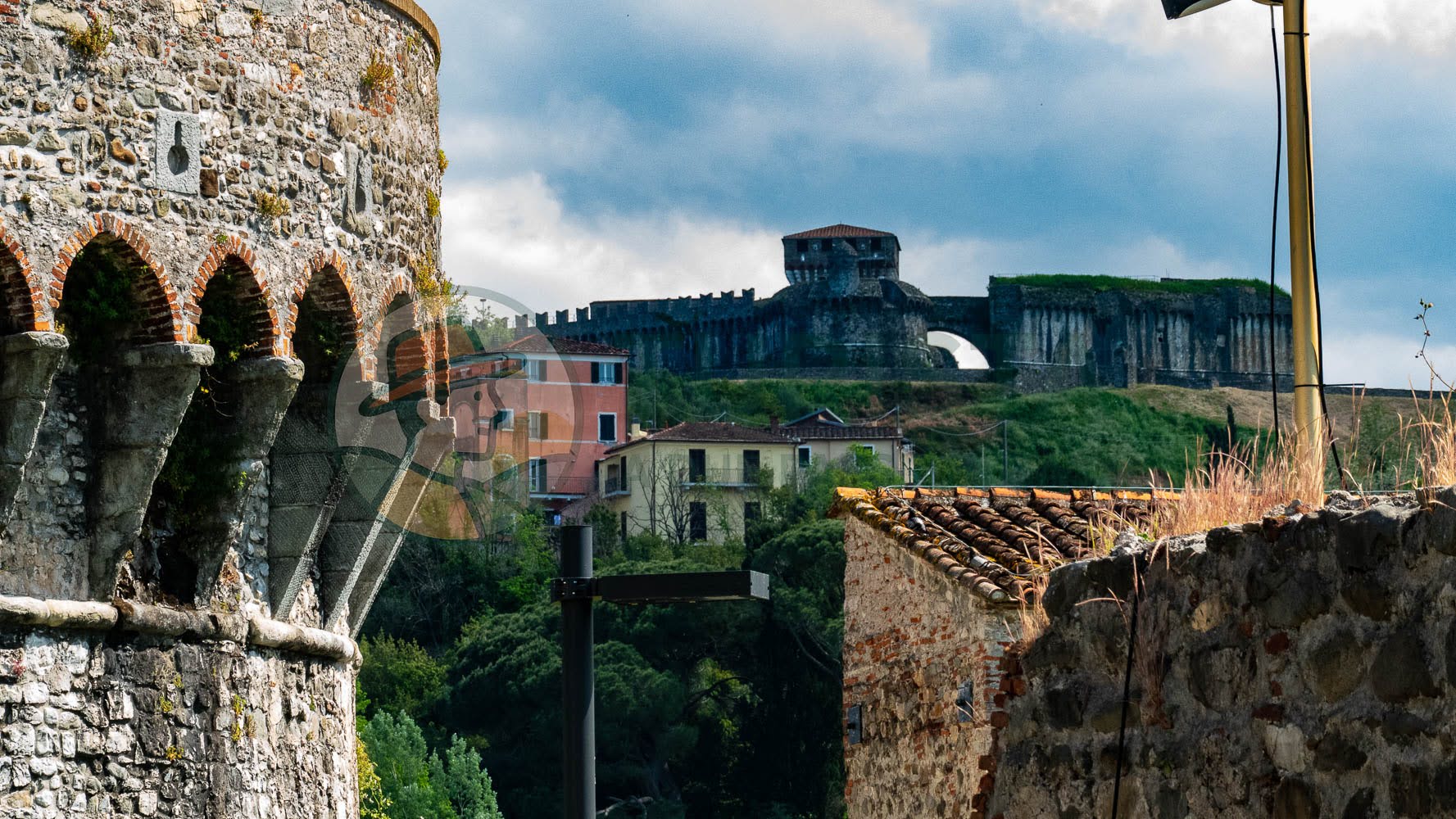 Sarzana, la fortezza Firmafede, sullo sfondo la fortezza di Sarzanello - Turista A Due Passi Da Casa