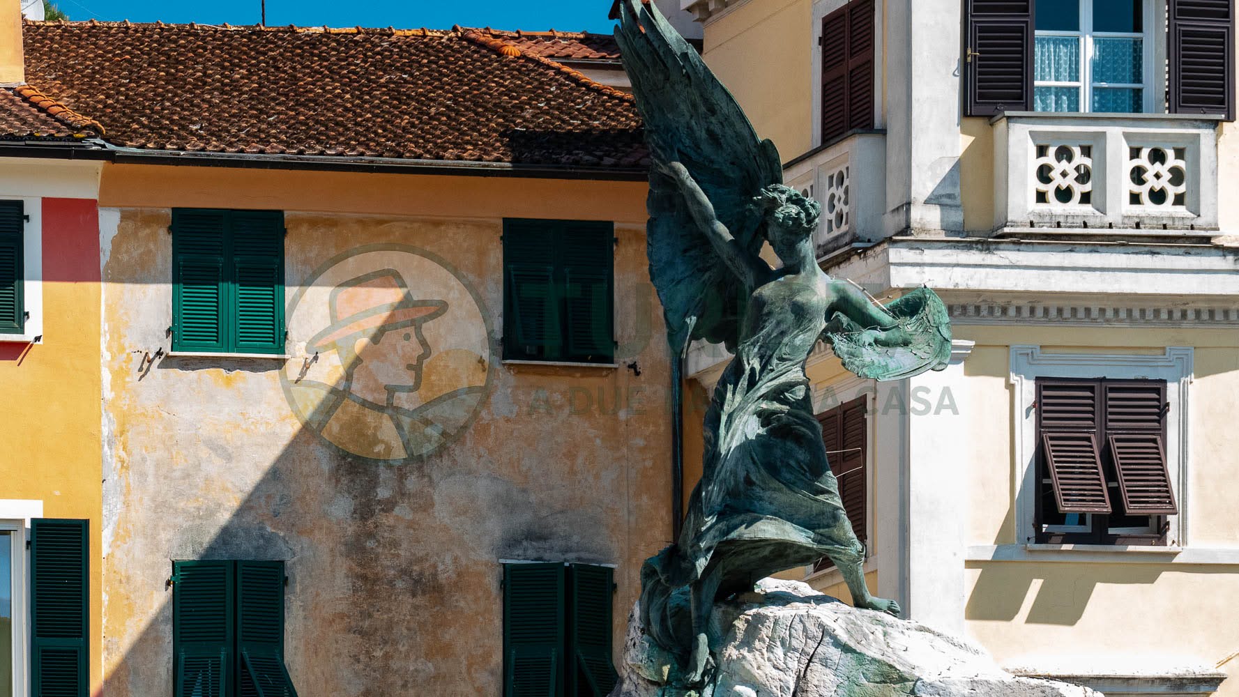 Sarzana, Piazza Garibaldi, particolare - Turista A Due Passi Da Casa