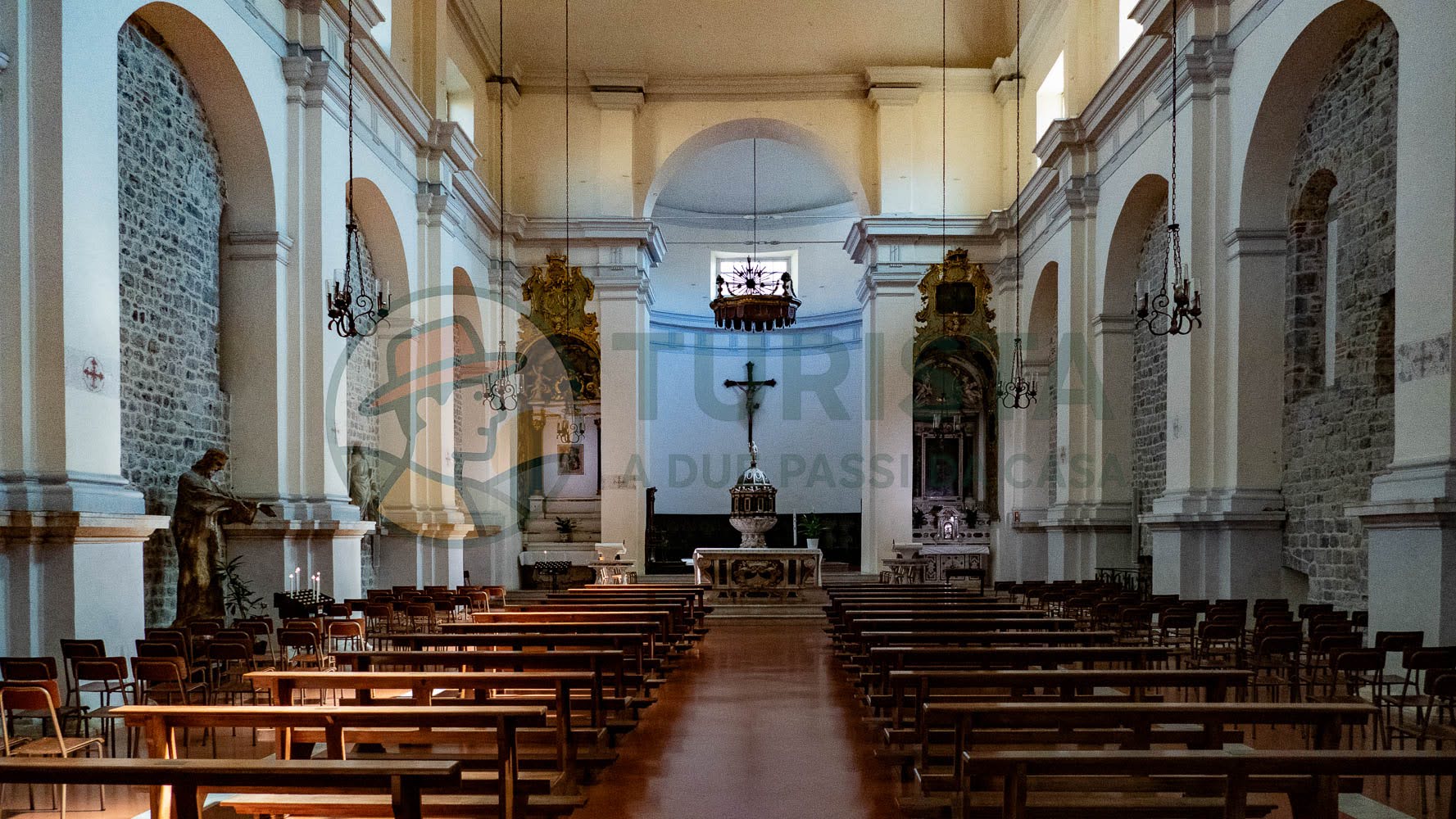Interno della Pieve di Sant'Andrea a Sarzana - Turista A Due Passi Da Casa