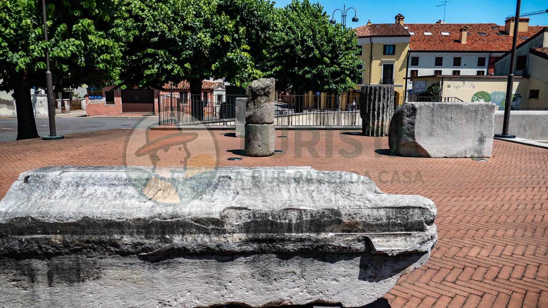 Reperti storici su Piazza Costantini a Concordia Saggitaria - Turista A Due Passi Da Casa